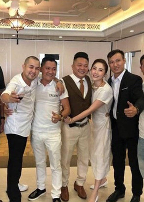 Về ông xã, Bảo Thy tâm sự anh là một người không biết lãng mạn, cũng chẳng biết nói ngôn tình nhưng luôn quan tâm, chăm sóc cô hết lòng. Sau khi lấy chồng, nữ ca sĩ vẫn theo đuổi nghệ thuật.