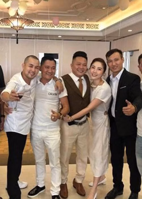 Về ông xã, Bảo Thy tâm sự anh là một người không biết lãng mạn, cũng chẳng biết nói ngôn tình nhưng luôn quan tâm, chăm sóc cô hết lòng. Sau khi lấy chồng, nữ ca sĩ vẫn theo đuổi nghệ thuật.