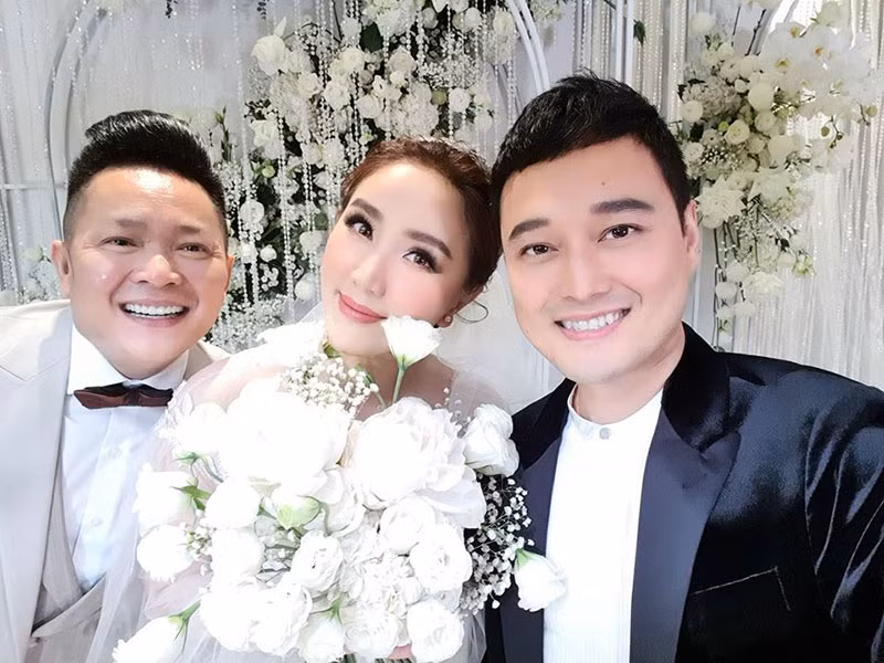 Ông xã của Bảo Thy tươi rói bên vợ và các khách mời.