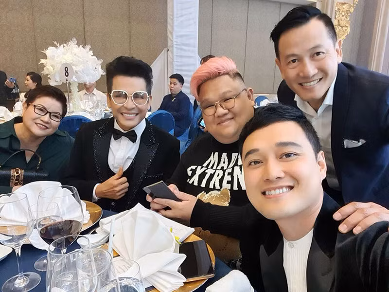 MC Thanh Bạch, ca sĩ Vương Khang cũng đến chúc mừng hạnh phúc của Bảo Thy.