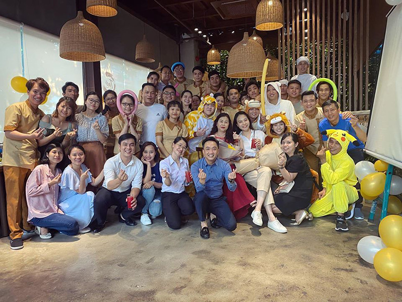 Gần đây, Cường Đô la cùng các nhân viên đã tổ chức một vài bữa tiệc sinh nhật dành cho Đàm Thu Trang.