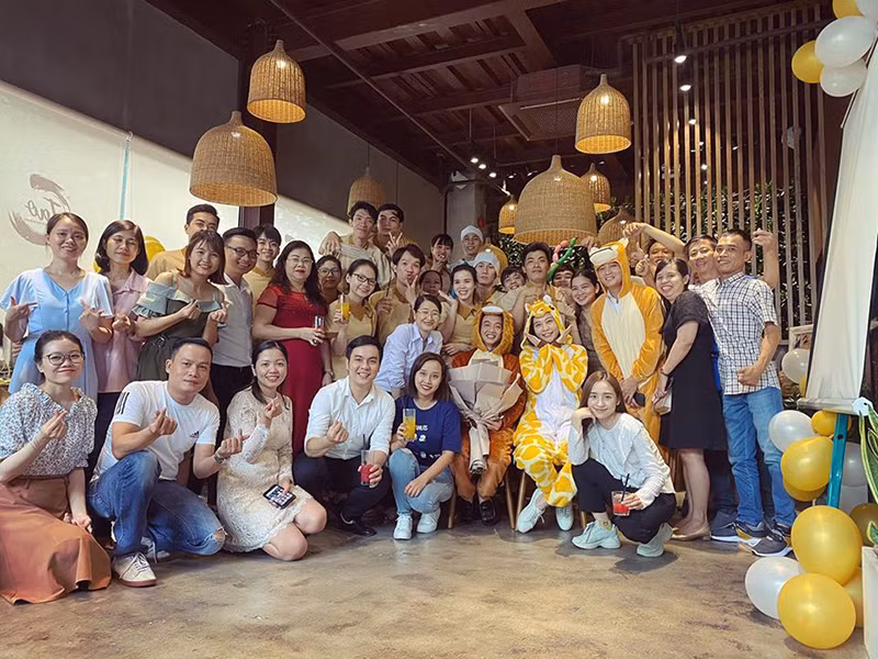 Khoảnh khắc làm thú bông của vợ chồng Đàm Thu Trang khiến fan thích thú.