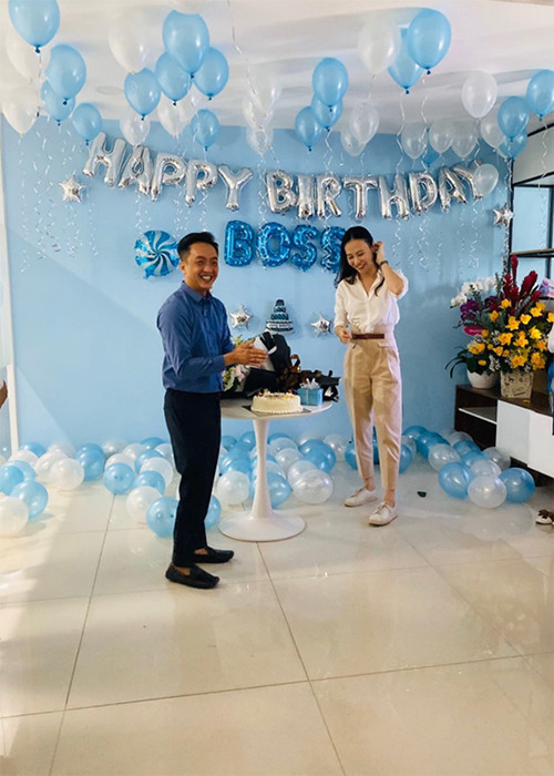 Nữ ca sĩ hạnh phúc nhận quà sinh nhật sớm.