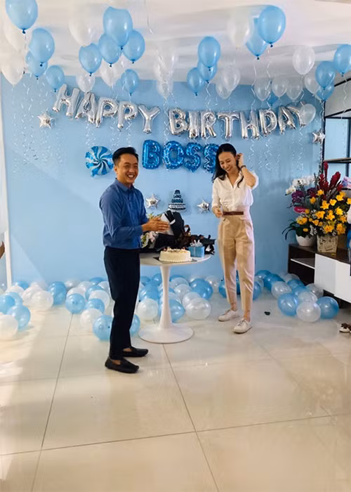 Nữ ca sĩ hạnh phúc nhận quà sinh nhật sớm.