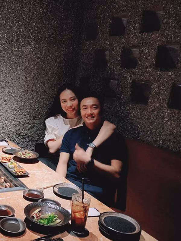 Sau 4 tháng chung sống, Đàm Thu Trang và Cường Đô la vẫn vô cùng tình cảm. Cả hai thường xuyên đi du lịch, hẹn hò ăn tối lãng mạn và sánh đôi trong công việc.