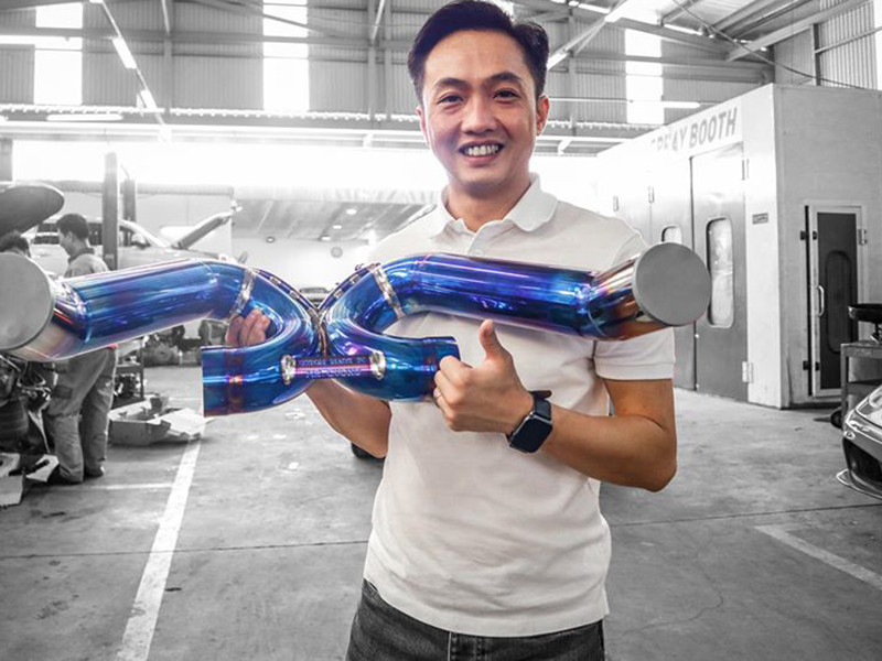 Nữ ca sĩ đã đặt làm cụm ống xả khắc tên riêng trị giá gần nửa tỷ đồng cho siêu xe của chồng.