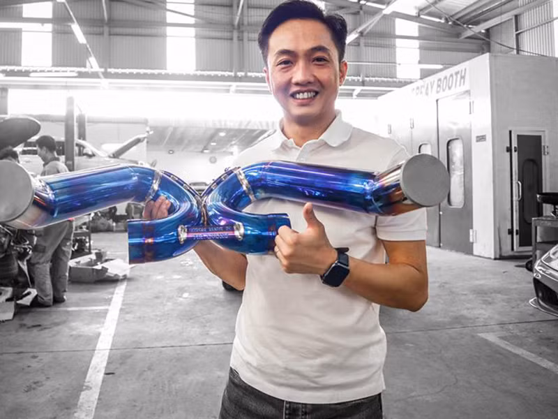 Nữ ca sĩ đã đặt làm cụm ống xả khắc tên riêng trị giá gần nửa tỷ đồng cho siêu xe của chồng.