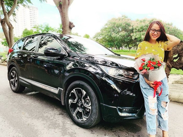 Thành Đạt hài hước chia sẻ món quà tặng vợ kèm lời nhắn: “Đông dân số nên chồng sắm cho hẳn chiếc 7 chỗ mới vừa”.