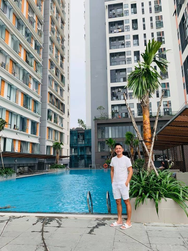 Sau khi liều mạng sinh liền 3 con Hải Băng khiến nhiều người không khỏi ghen tị khi khoe những món quà đắt tiền và sang trọng mà cô được ông xã Thành Đạt tặng. Mới đây, Thành Đạt chia sẻ hình ảnh căn hộ anh mới mua trên trang cá nhân. Nam diễn viên cho biết anh coi đây như món quà dành tặng Hải Băng nhân dịp sinh nhật vợ.