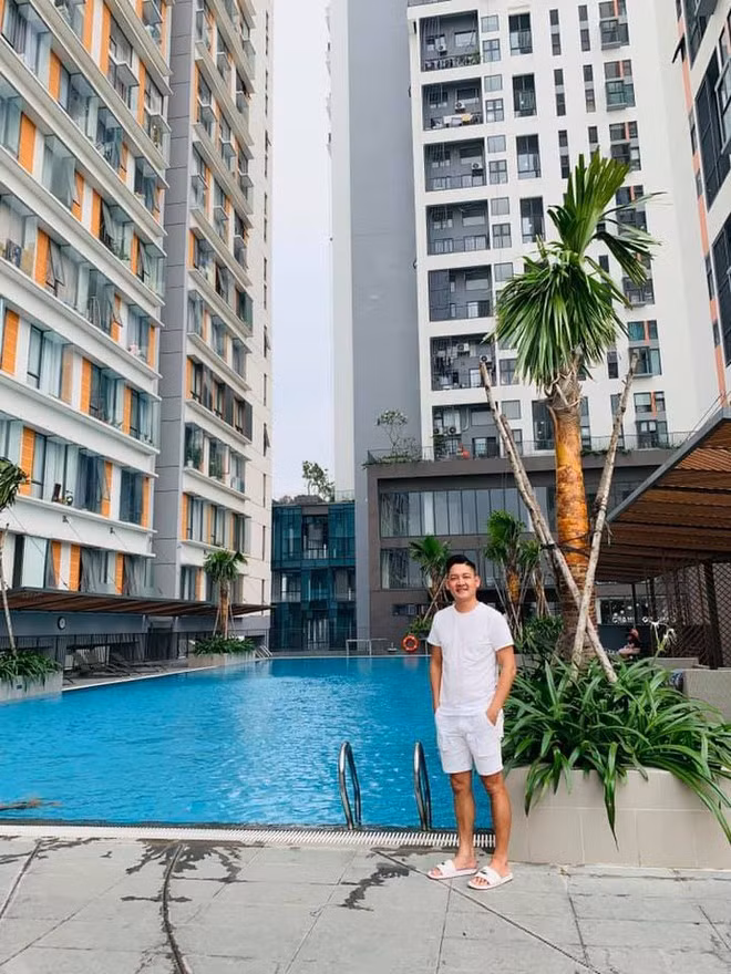 Sau khi liều mạng sinh liền 3 con Hải Băng khiến nhiều người không khỏi ghen tị khi khoe những món quà đắt tiền và sang trọng mà cô được ông xã Thành Đạt tặng. Mới đây, Thành Đạt chia sẻ hình ảnh căn hộ anh mới mua trên trang cá nhân. Nam diễn viên cho biết anh coi đây như món quà dành tặng Hải Băng nhân dịp sinh nhật vợ.