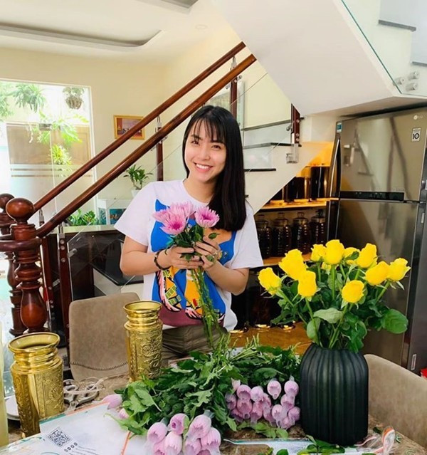 Có thể thấy ngôi nhà tiện nghi, phòng khách, phòng bếp rộng rãi. Nam diễn viên còn dành một khoảng rộng trước nhà để làm vườn trồng rau và hoa lan cho bà xã chăm sóc.