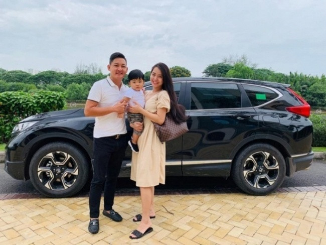 Cách đây không lâu, Thành Đạt đã quyết định tặng vợ một chiếc xe sang khi cô vừa sinh em bé. Nam diễn viên mong muốn vợ có một chiếc xế hộp rộng hơn để có thể chở đủ các thành viên trong gia đình đi chơi.