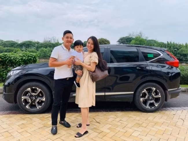 Cách đây không lâu, Thành Đạt đã quyết định tặng vợ một chiếc xe sang khi cô vừa sinh em bé. Nam diễn viên mong muốn vợ có một chiếc xế hộp rộng hơn để có thể chở đủ các thành viên trong gia đình đi chơi.