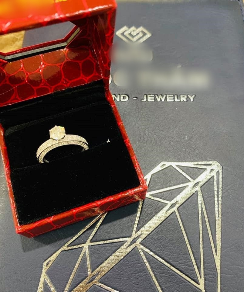 Hải Băng cũng hạnh phúc đăng tải hình ảnh chiếc nhẫn kim cương xa hoa mà ông xã dành tặng. Giọng ca Viên đá nhỏ thích thú chia sẻ: "Bữa giờ đòi mua hột xoàn, ông im im, bữa nay đi đâu về nói ba lựa cho mẹ đc 1 cái rồi đẹp lắm”.