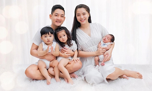 Từ sau khi lấy chồng và sinh con, cuộc sống của nữ ca sĩ Hải Băng luôn nhận được nhiều sự quan tâm của người hâm mộ. Đặc biệt là khi nữ ca sĩ mạo hiểm sức khỏe của bản thân để mang thai lần 3 chỉ sau 3 tháng sinh mổ đứa con thứ 2 của mình. Hai vợ chồng Hải Băng đi tham vấn 7 bác sĩ thì 5 bác sĩ đều khuyên nên đình chỉ thai nghén vì nhiều trường hợp như Hải Băng đã tử vong cả mẹ lẫn con. Hải Băng cho biết chồng cô rất sợ vợ nguy hiểm tính mạng. Sau khi mổ bắt con thứ 3, Hải Băng thắt ống dẫn trứng và được chồng ủng hộ.