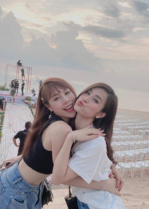 Hôm nay (ngày 9/11) sẽ diễn ra đám cưới Đông Nhi - Ông Cao Thắng. Từ chiều tối ngày 8/11, đôi uyên ương đã có mặt tại Phú Quốc để chuẩn bị hôn lễ.