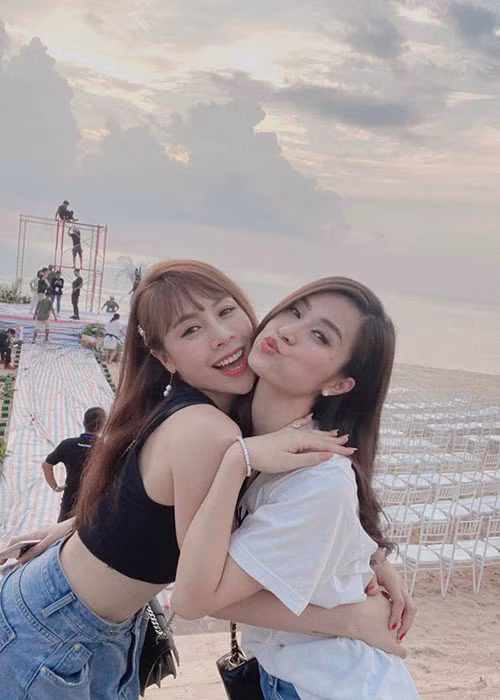 Lo khong gian hon le va 2 mau vay cuoi cua Dong Nhi