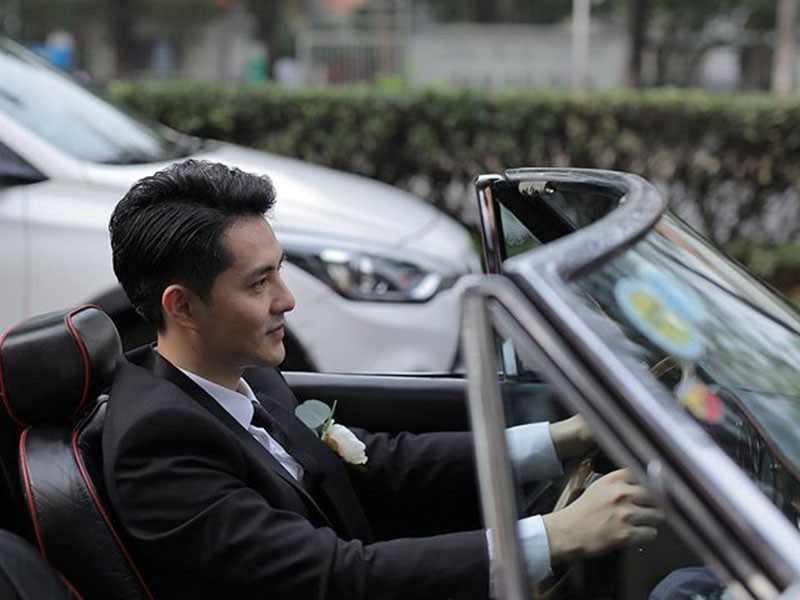 Ông Cao Thắng diện vest đen lịch lãm trong lễ ăn hỏi.