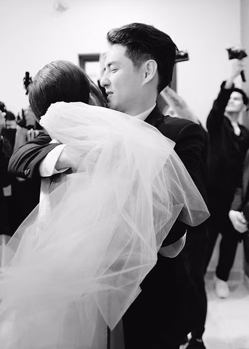 Người hâm mộ chờ đợi giây phút Đông Nhi và Ông Cao Thắng thề nguyện trăm năm trước sự chứng kiến của 500 khách mời.