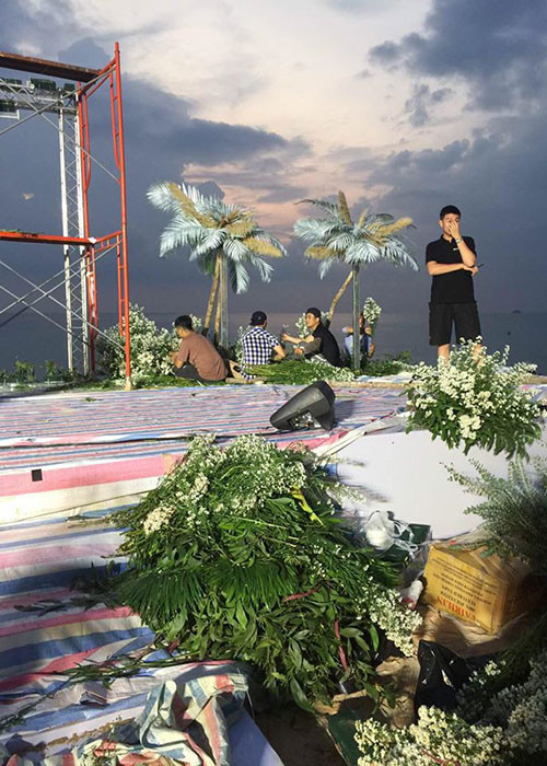 Các nhân viên đang gấp rút chuẩn bị cho đám cưới của Đông Nhi và Ông Cao Thắng. Ảnh: Infonet