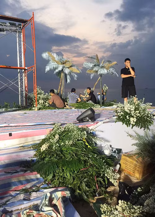 Các nhân viên đang gấp rút chuẩn bị cho đám cưới của Đông Nhi và Ông Cao Thắng. Ảnh: Infonet