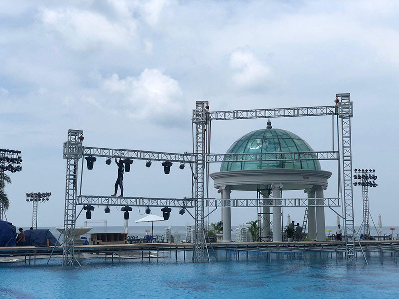 Theo Tri thức trẻ, Đông Nhi và Ông Cao Thắng mời Hồ Hoài Anh làm đạo diễn cho đám cưới. Ảnh: Infonet