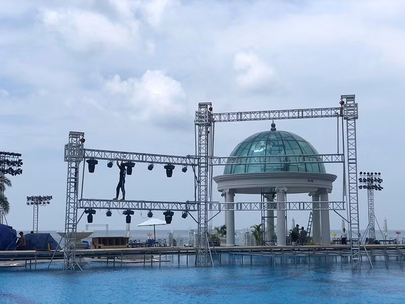 Theo Tri thức trẻ, Đông Nhi và Ông Cao Thắng mời Hồ Hoài Anh làm đạo diễn cho đám cưới. Ảnh: Infonet