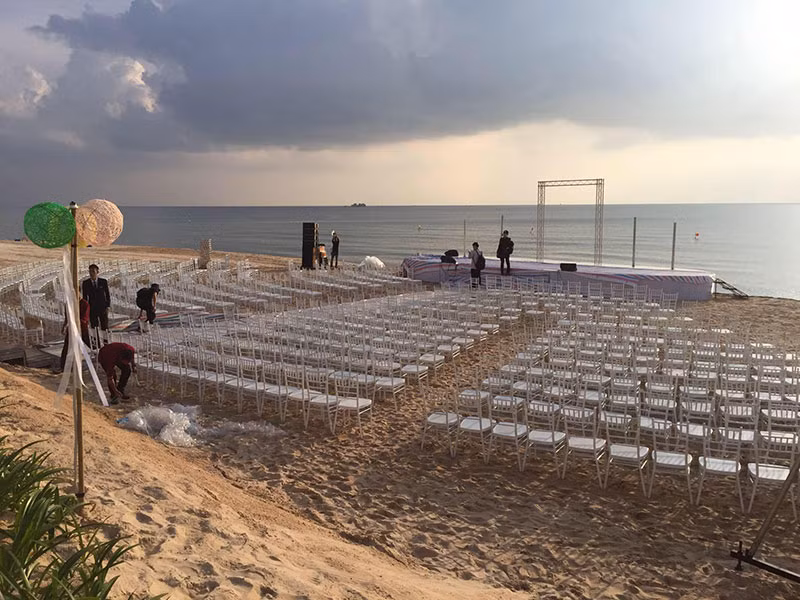 Cặp đôi cử hành hôn lễ ngay trên bãi biển. Ảnh: Infonet