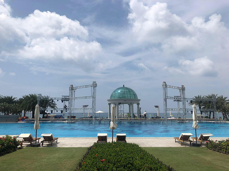 Khu vực bể bơi được chuẩn bị để đón 500 khách mời. Ảnh: Infonet