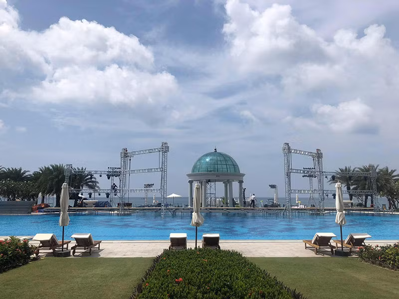 Khu vực bể bơi được chuẩn bị để đón 500 khách mời. Ảnh: Infonet