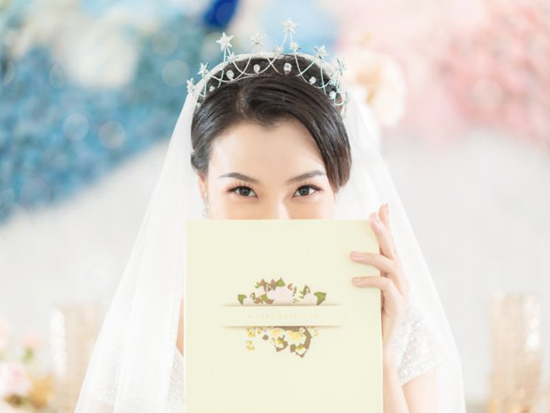 Trước hạnh phúc của Hoàng Oanh, người hâm mộ bày tỏ sự vui mừng cho nữ MC xinh đẹp, tài năng này.