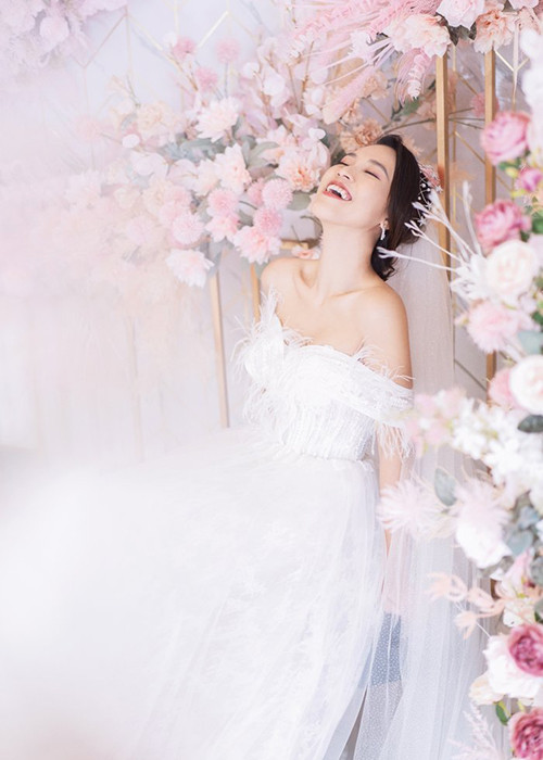 Khi Hoàng Oanh khoe bạn trai mới, Huỳnh Anh không ngần ngại gửi lời chúc mừng tình cũ.