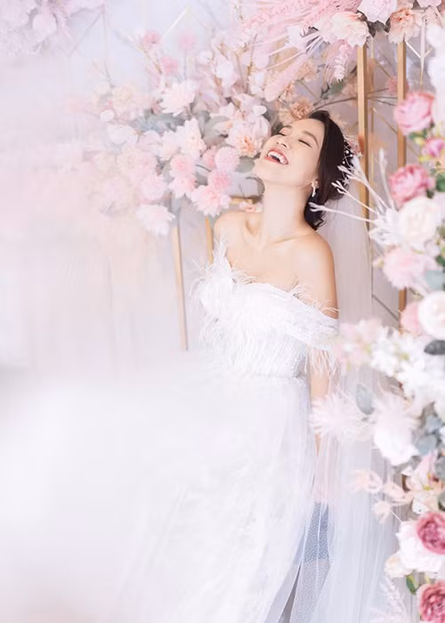 Khi Hoàng Oanh khoe bạn trai mới, Huỳnh Anh không ngần ngại gửi lời chúc mừng tình cũ.