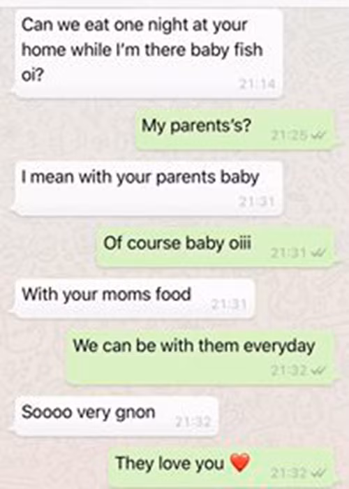 “Bây giờ thì lúc nào về cũng đòi ăn cơm với ba má, ăn thì ngồi dưới đất, gác chân nông dân, rửa chén phụ mình, nằm sàn nhà coi phim với bố, học đánh đàn với em Tí và tập nói tiếng Việt với ba má", nữ MC tiết lộ.