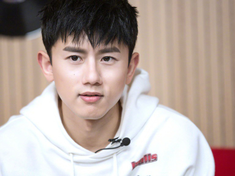 Ca sĩ Trương Kiệt cũng từng “đổ máu” khi thực hiện thử thách cầm ống thủy tinh thổi bong bóng trong show thực tế Vương bài đối Vương bài.