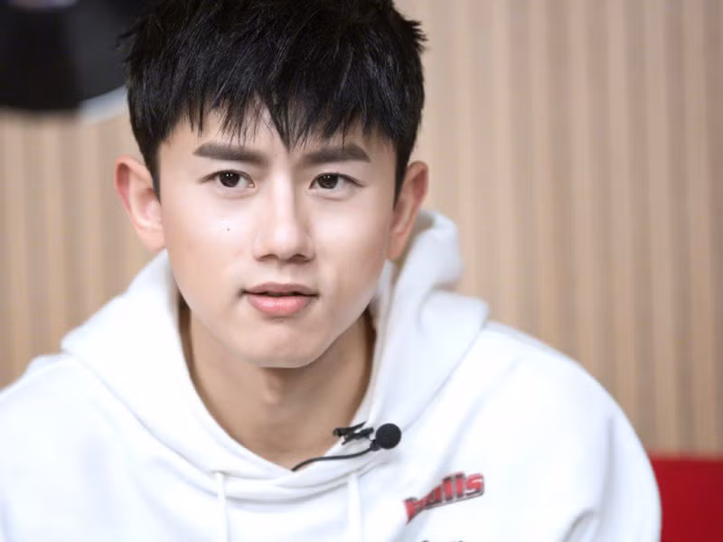 Ca sĩ Trương Kiệt cũng từng “đổ máu” khi thực hiện thử thách cầm ống thủy tinh thổi bong bóng trong show thực tế Vương bài đối Vương bài.