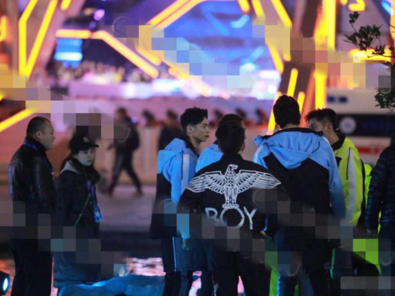 Chase me là gameshow vô cùng khắc nghiệt với nhiều thử thách khó, thời gian ghi hình từ nửa đêm đến sáng mới kết thúc nên chuyện nghệ sĩ bị chấn thương xảy ra như cơm bữa.