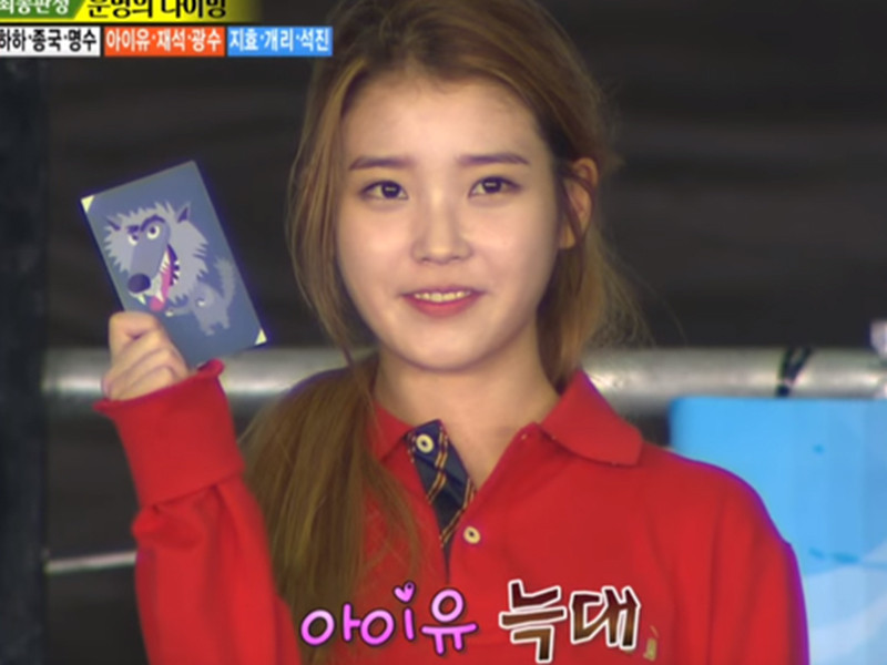 Nữ ca sĩ IU lại suýt chết đuối khi chơi Running Man. Được biết, cô phải chịu hình phạt rơi tự do từ một chiếc cầu trên cao xuống khu vực khá sâu của hồ bơi.