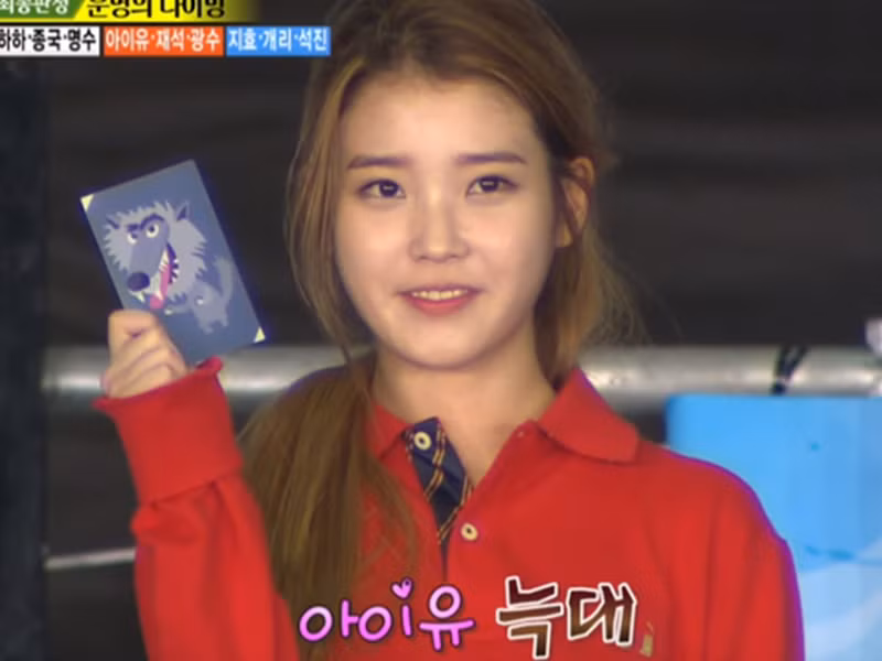 Nữ ca sĩ IU lại suýt chết đuối khi chơi Running Man. Được biết, cô phải chịu hình phạt rơi tự do từ một chiếc cầu trên cao xuống khu vực khá sâu của hồ bơi.