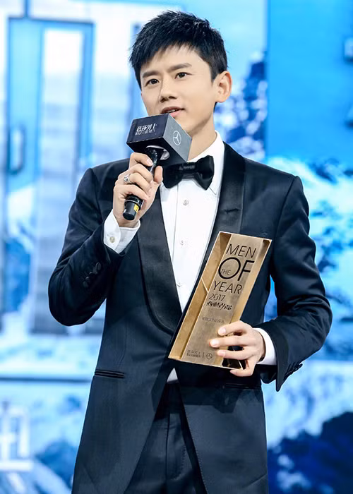 Trương Kiệt đã bị thiếu không khí, dẫn tới ngất xỉu. Có nguồn tin cho hay, mảnh thủy tinh đã văng vào mặt nam ca sĩ khiến gương mặt của Trương Kiệt bị tụ máu bầm.