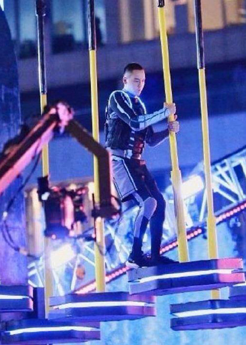 Tham gia Chase me giống diễn viên Cao Dĩ Tường, Lý Chấn Ninh mệt tới mức thiếu dưỡng khí, phải đưa lên xe cứu thương, Lucas bị chấn thương chân phải dừng quay để điều trị.