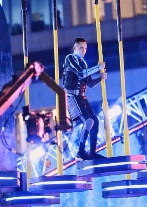 Tham gia Chase me giống diễn viên Cao Dĩ Tường, Lý Chấn Ninh mệt tới mức thiếu dưỡng khí, phải đưa lên xe cứu thương, Lucas bị chấn thương chân phải dừng quay để điều trị.