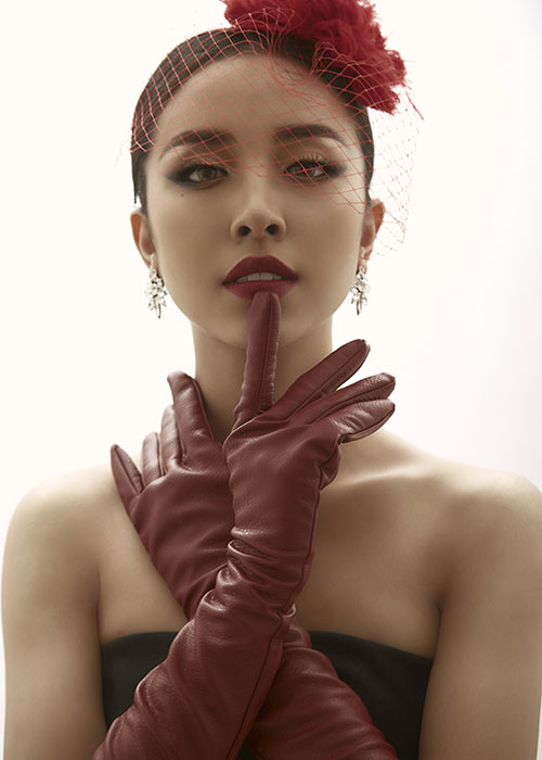 Thúy An lột xác quyến rũ trong vai trò đại diện Việt Nam.