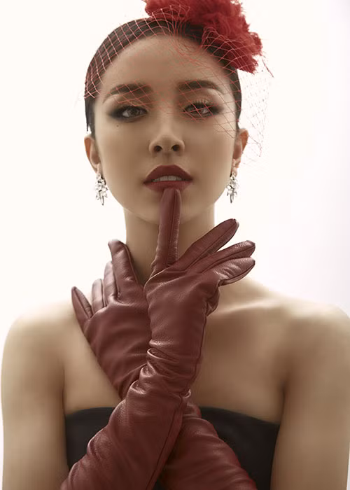 Thúy An lột xác quyến rũ trong vai trò đại diện Việt Nam.