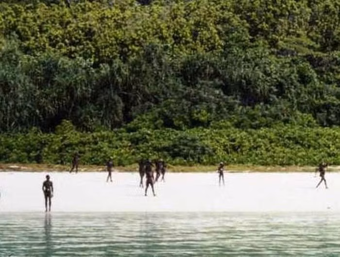 Những cuộc thăm dò trên cao cho thấy, cư dân nơi đây sống trong những ngôi nhà xây gần nhau và có đốm lửa ở bên ngoài. Họ chỉ chế tạo những chiếc xuồng nhỏ, hẹp để đánh bắt gần bờ và khu vực phía trong rạn san hô.