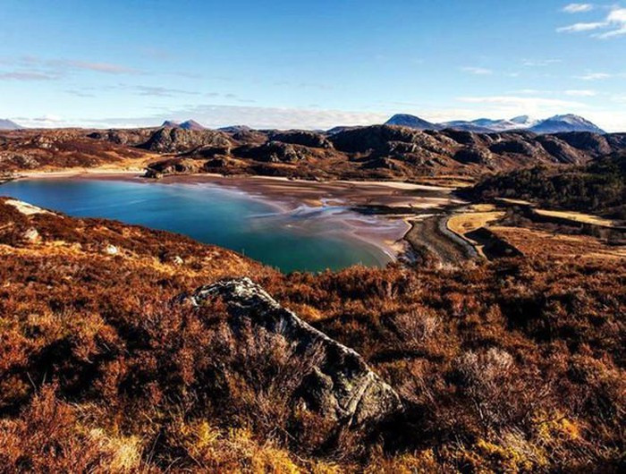 Thuộc phía Bắc của Scotland, đảo Gruinard từng là một thị trấn nhỏ và có dân cư sinh sống. Tuy nhiên vào thời điểm Chiến tranh thế giới thứ hai, chính phủ Anh đã mua lại thị trấn này sử dụng trong việc phát triển và thử nghiệm vũ khí sinh học, đặc biệt là bệnh than.