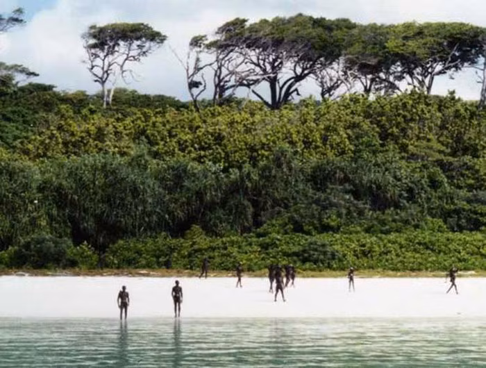 Được biết, bộ lạc kỳ lạ này nhiều năm qua vẫn sống cuộc sống nguyên thủy và gần như chưa bị tác động bởi nền văn minh hiện đại, do đó, thế giới vẫn còn rất ít thông tin cũng như hình ảnh về hòn đảo này.