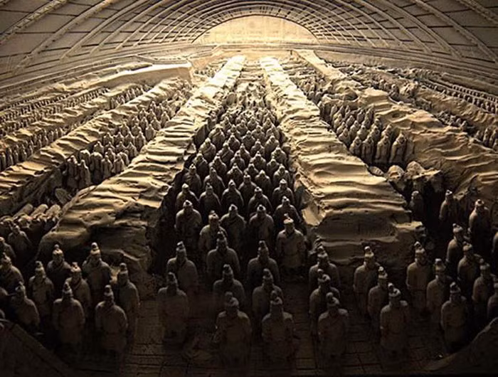 Được biết, để bảo vệ khu lăng mộ, giúp hoàng đế an nghỉ vĩnh hằng, người thời xưa đã xây dựng hàng loạt cạm bẫy bao gồm cung nỏ, máy bắn tên tự động… Các loại vũ khí này được thiết kế để có thể giết chết bất kỳ kẻ nào dám xâm phạm.