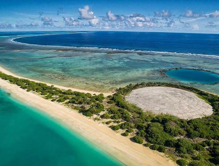 Được biết, từ năm 1946 đến 1958, khu vực này đã chứng kiến 67 vụ thử vũ khí hạt nhân. Tất cả những điều đó đã khiến cho hòn đảo này không có một sinh vật nào có thể sống sót.