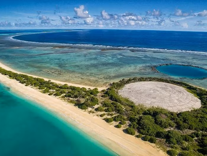 Được biết, từ năm 1946 đến 1958, khu vực này đã chứng kiến 67 vụ thử vũ khí hạt nhân. Tất cả những điều đó đã khiến cho hòn đảo này không có một sinh vật nào có thể sống sót.